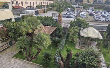 VILLARICCA Corso Italia in parco con ampio giardino e deposito