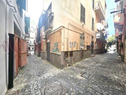 POZZUOLI (NA) Locale commerciale in zona centrale
