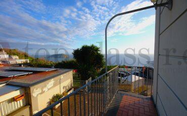 POZZUOLI (NA) Via San Gennaro Agnano Elegante appartamento panoramico arredato