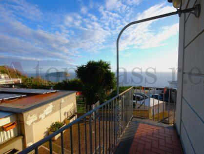 POZZUOLI (NA) Via San Gennaro Agnano Elegante appartamento panoramico arredato