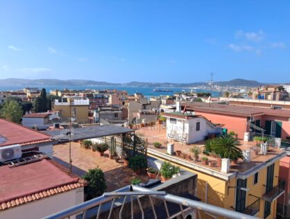 POZZUOLI ad. Anfiteatro Flavio appartamento bilivelli con ampio terrazzo panoramico