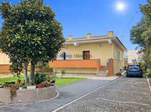 VILLA INDIPENDENTE IN VENDITA A CUMA – POZZUOLI | AMPI SPAZI, GIARDINO E ALTA EFFICIENZA ENERGETICA