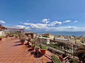 CHIAIA – VIA CRISPI