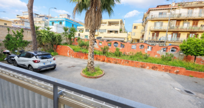 ARCO FELICE PARCO CARUSO CON SPAZIO ESTERNO, POSTO AUTO E CANTINOLA