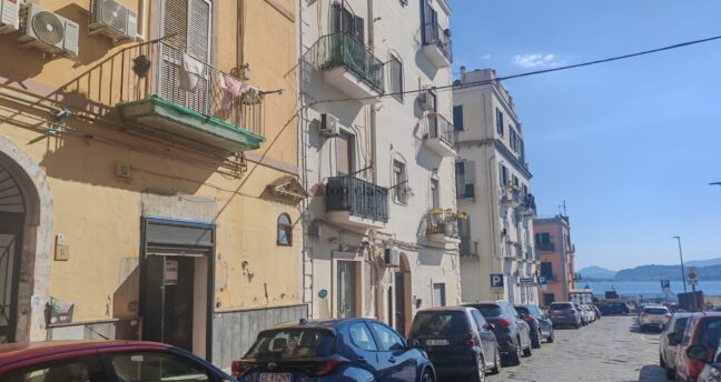 Pozzuoli (NA) Via Dante Alighieri –  Locale commerciale 65 mq vicino Anfiteatro Flavio