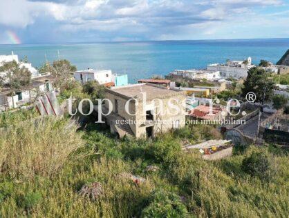 Sant’Angelo d’Ischia | Trattativa riservata Residenza panoramica con vista sull’isolotto e 3.000 mq di verde Trattativa riservata