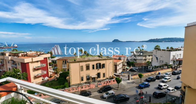 Arco Felice / Lucrino – Via Virgilio, a ridosso di Via Miliscola – Appartamento panoramico con terrazzo di copertura e box doppio