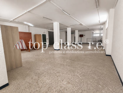 POZZUOLI (NA) VIA SOLFATARA PARCO D’ISANTO Locale deposito C/2 di 420 mq in locazione, ideale per casa-studio o attività