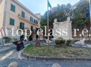 Pozzuoli – Borgo Poerio / Via Matteotti, locale commerciale fronte strada con vetrina