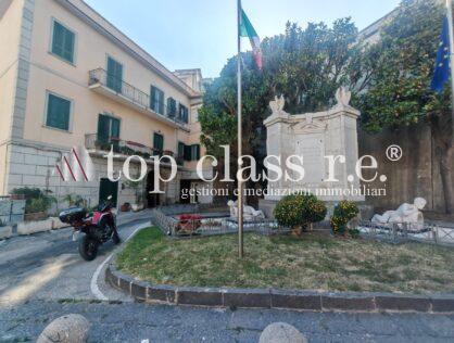 Pozzuoli – Borgo Poerio / Via Matteotti, locale commerciale fronte strada con vetrina