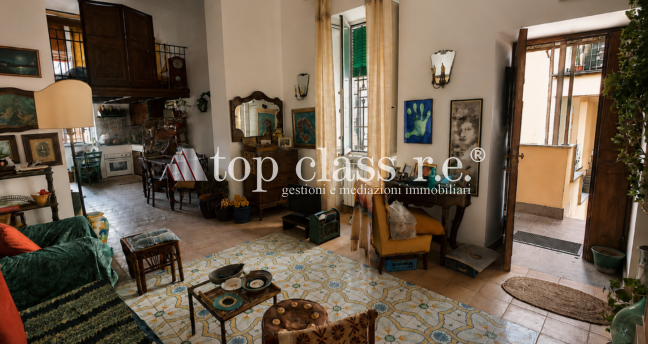 Pozzuoli Centro Storico – Appartamento in vendita in palazzo storico in tufo con soppalco e cantinola
