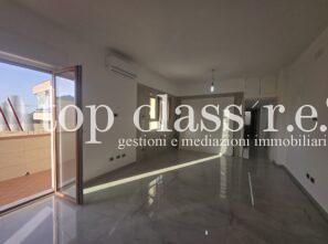 POZZUOLI (NA) Via Cofanara, adiacenze Via Campana – Appartamento ristrutturato con terrazzo perimetrale, dependance esterna e 4 posti auto