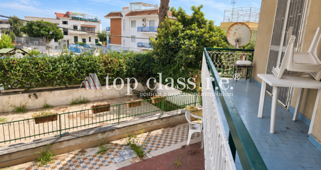ARCO FELICE – PARCO CARUSO | LUMINOSO TRILOCALE CON TERRAZZO, GIARDINO E DISCESA PRIVATA A MARE