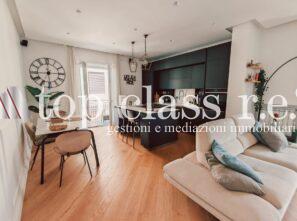 POZZUOLI – PARCO PISANO, TRAVERSA PISANO | APPARTAMENTO FINEMENTE RISTRUTTURATO IN LOCAZIONE 4+4 – 85 MQ, 4 BALCONI E VISTA MARE DISPONIBILE DA MAGGIO 2027