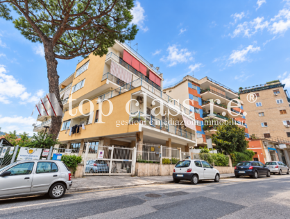Napoli Via Caravaggio alta, ampio appartamento panoramico di circa 150 mq con balconate, posto auto e cantinola