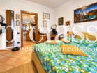 Camera da letto accogliente con vista sulla cucina