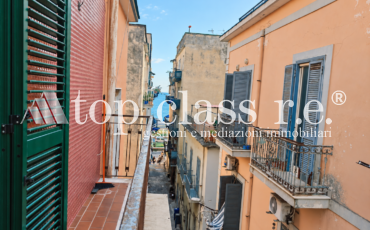 POZZUOLI AD. LUNGOMARE – VIA GIACOMO CONTESSA | APPARTAMENTO IN VENDITA A POCHI PASSI DAL LUNGOMARE CON DUE BALCONI
