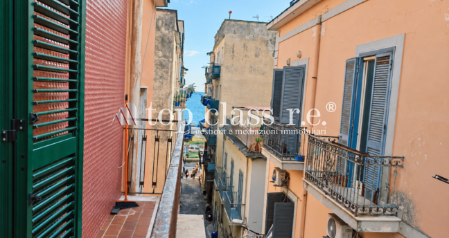 POZZUOLI AD. LUNGOMARE – VIA GIACOMO CONTESSA | APPARTAMENTO IN VENDITA A POCHI PASSI DAL LUNGOMARE CON DUE BALCONI
