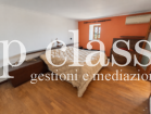 Interno con scala e luce naturale-5