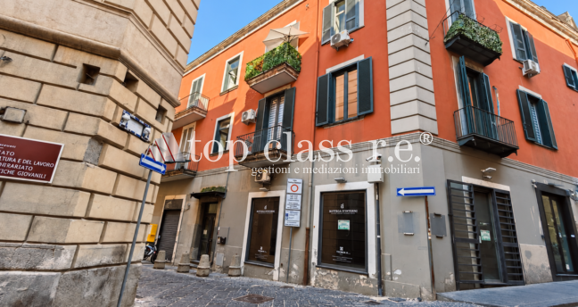 POZZUOLI – APPARTAMENTO SU DUE LIVELLI CON TERRAZZINO