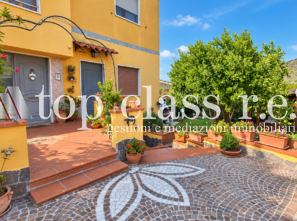 POZZUOLI – ARCO FELICE | SOLUZIONE INDIPENDENTE CON DUE UNITÀ IMMOBILIARI, TAVERNA, GIARDINO E POSTI AUTO 