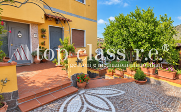POZZUOLI – ARCO FELICE | SOLUZIONE INDIPENDENTE CON DUE UNITÀ IMMOBILIARI, TAVERNA, GIARDINO E POSTI AUTO 