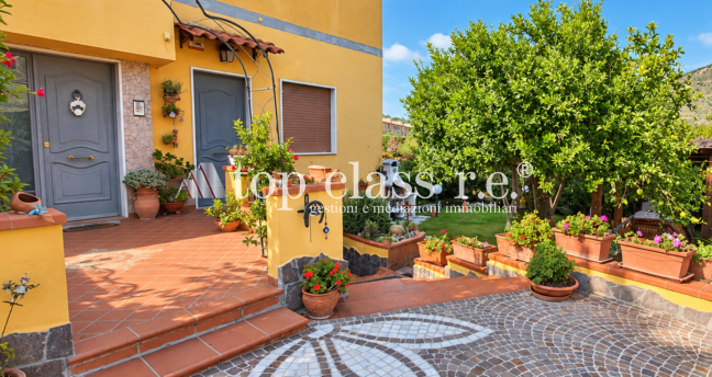 POZZUOLI – ARCO FELICE | SOLUZIONE INDIPENDENTE CON DUE UNITÀ IMMOBILIARI, TAVERNA, GIARDINO E POSTI AUTO 