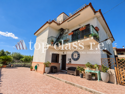 LICOLA BORGO | VILLA INDIPENDENTE BIFAMILIARE CON AMPIO GIARDINO, TERRAZZI, BOX AUTO E POSTI AUTO